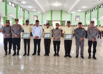 Peserta Pelatihan Satpam Kualifikasi Gada Pratama Tingkat Polda Jawa Tengah Tahun 2026 berfoto bersama usai upacara penutupan di Gedung Haji Jepara.
