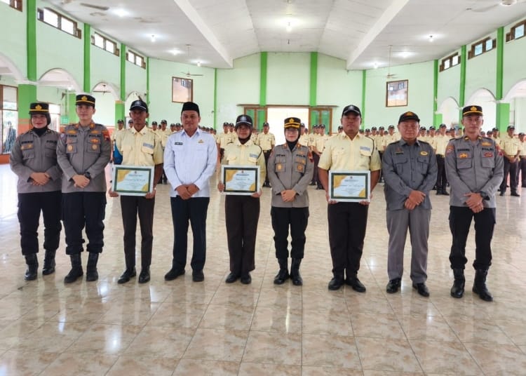 Peserta Pelatihan Satpam Kualifikasi Gada Pratama Tingkat Polda Jawa Tengah Tahun 2026 berfoto bersama usai upacara penutupan di Gedung Haji Jepara.