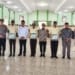 Peserta Pelatihan Satpam Kualifikasi Gada Pratama Tingkat Polda Jawa Tengah Tahun 2026 berfoto bersama usai upacara penutupan di Gedung Haji Jepara.