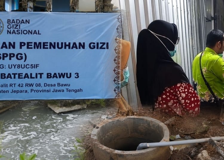Petugas dan warga melakukan pengecekan dugaan pencemaran air sumur akibat IPAL SPPG 3 Bawu di Desa Bawu, Kecamatan Batealit, Jepara.