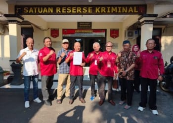 Kuasa hukum Muh Yusuf menunjukkan Surat Tanda Terima Laporan Pengaduan terhadap Tri Utomo terkait akun TikTok Aji Cakra Indonesia di Polres Jepara.