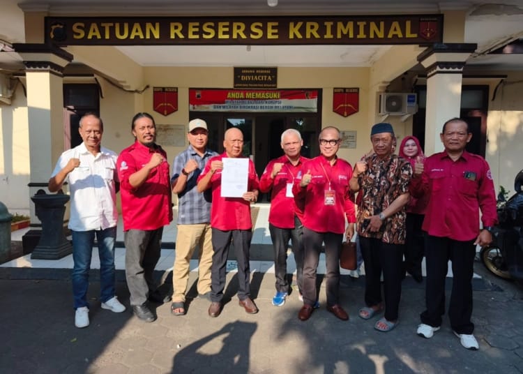 Kuasa hukum Muh Yusuf menunjukkan Surat Tanda Terima Laporan Pengaduan terhadap Tri Utomo terkait akun TikTok Aji Cakra Indonesia di Polres Jepara.