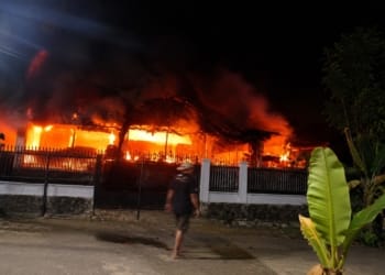 Rumah dan bengkel motor terbakar di Desa Sekuro, Kecamatan Mlonggo, Jepara pada Kamis dini hari, diduga akibat korsleting listrik.