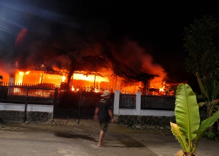 Rumah dan bengkel motor terbakar di Desa Sekuro, Kecamatan Mlonggo, Jepara pada Kamis dini hari, diduga akibat korsleting listrik.