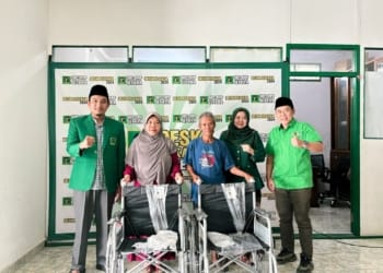 Pengurus DPC PPP Jepara menyerahkan bantuan kursi roda dan uang pembinaan kepada warga pada rapat perdana kepengurusan di Sekretariat DPC PPP Jepara.