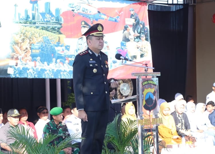Upacara Hari Bhayangkara ke-80 Polres Jepara di halaman Mapolsek Welahan dihadiri Forkopimda, personel Polri, ASN, dan Bhayangkari.