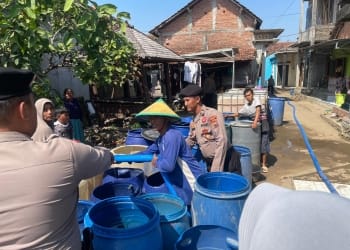 Polres Jepara melalui Sat Samapta menyalurkan bantuan air bersih kepada warga Kecamatan Kedung yang terdampak kekeringan.