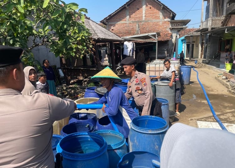 Polres Jepara melalui Sat Samapta menyalurkan bantuan air bersih kepada warga Kecamatan Kedung yang terdampak kekeringan.