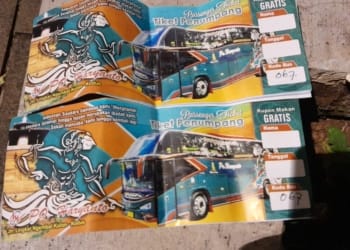 Peserta UMKM asal Pati menunjukkan tiket Haryanto Bus kode 067 usai mengaku dipungut Rp200 ribu untuk barang bawaan dan kehilangan satu kardus saat menuju TMII Jakarta.