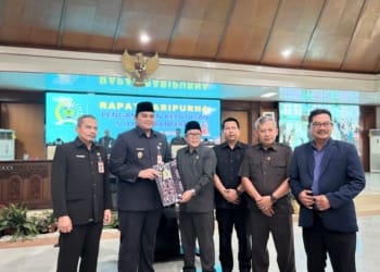 Ketua DPRD Jepara Agus Sutisna memimpin Rapat Paripurna pembahasan dan pengambilan keputusan empat Ranperda di Gedung Graha Paripurna DPRD Jepara.