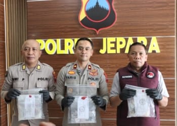 Polisi Polres Jepara menunjukkan barang bukti sabu, pil ekstasi, dan ribuan obat keras hasil pengungkapan 20 kasus narkoba di Mapolres Jepara, Jumat (10/7/2026).