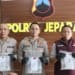 Polisi Polres Jepara menunjukkan barang bukti sabu, pil ekstasi, dan ribuan obat keras hasil pengungkapan 20 kasus narkoba di Mapolres Jepara, Jumat (10/7/2026).