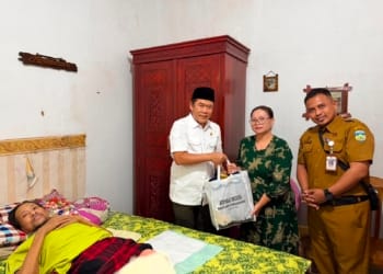 Ketua DPRD Jepara Agus Sutisna menyerahkan bantuan kepada Miftahur Surur, pejuang pendamping desa yang sedang menjalani pengobatan di Bangsri, Jepara.