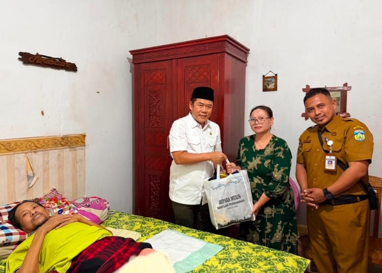 Ketua DPRD Jepara Agus Sutisna menyerahkan bantuan kepada Miftahur Surur, pejuang pendamping desa yang sedang menjalani pengobatan di Bangsri, Jepara.