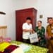 Ketua DPRD Jepara Agus Sutisna menyerahkan bantuan kepada Miftahur Surur, pejuang pendamping desa yang sedang menjalani pengobatan di Bangsri, Jepara.