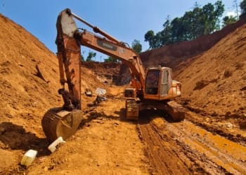 Petugas Tim Terpadu menutup lokasi tambang ilegal di Desa Pancur dan Pecangaan Kulon, Jepara.
