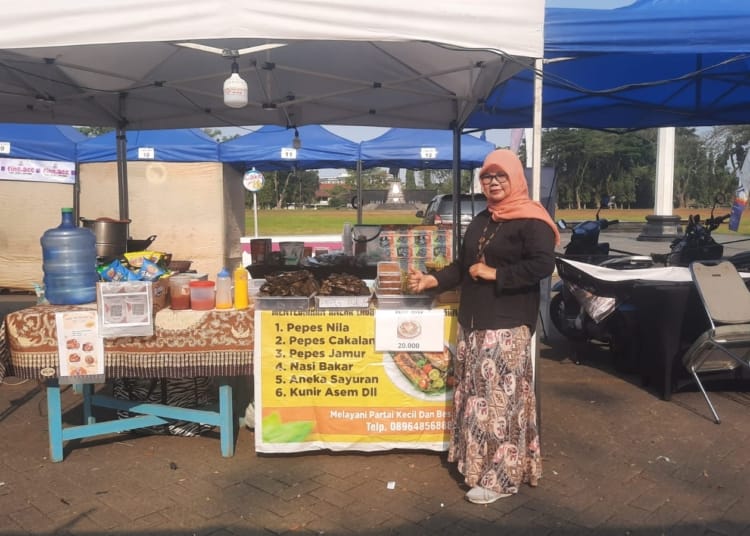UMKM Purworejo menampilkan Keripik Bonggol Pisang, pepes, dan produk herbal milik Ibu Rejih pada Festival Rakyat 2026 di Ambarawa, Kabupaten Semarang.