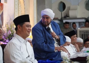 Habib Syech bin Abdul Qodir Assegaf memimpin Jepara Berselawat di Masjid Agung Baitul Makmur bersama Bupati Jepara Witiarso Utomo.