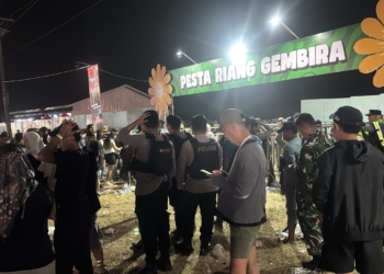 Awak media di pintu masuk konser NDX A.K.A dan Deny Caknan di Banyuputih, Jepara.