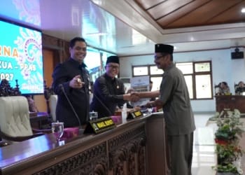 Fraksi PDI Perjuangan DPRD Kabupaten Jepara menyampaikan pendapat akhir KUA PPAS APBD 2027 dalam Rapat Paripurna DPRD Jepara.