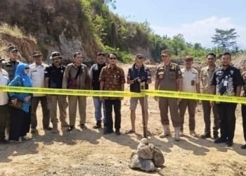 Petugas gabungan Pemkab Jepara menutup aktivitas tambang galian C di kawasan hijau Desa Rajekwesi, Kecamatan Mayong, Kabupaten Jepara.