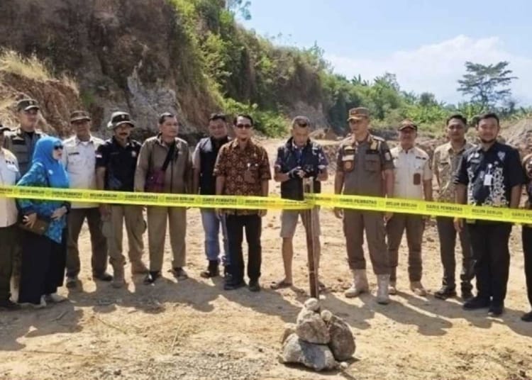 Petugas gabungan Pemkab Jepara menutup aktivitas tambang galian C di kawasan hijau Desa Rajekwesi, Kecamatan Mayong, Kabupaten Jepara.