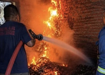 Petugas Damkar Jepara memadamkan kebakaran kandang ayam boiler di Desa Kunir, Kecamatan Keling, yang diduga dipicu korsleting listrik.
