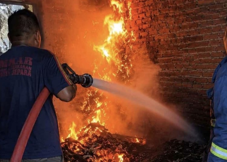 Petugas Damkar Jepara memadamkan kebakaran kandang ayam boiler di Desa Kunir, Kecamatan Keling, yang diduga dipicu korsleting listrik.