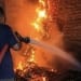 Petugas Damkar Jepara memadamkan kebakaran kandang ayam boiler di Desa Kunir, Kecamatan Keling, yang diduga dipicu korsleting listrik.