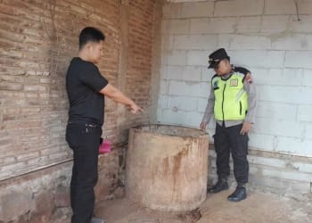 Evakuasi seorang ibu yang ditemukan meninggal di dalam sumur di Desa Kaligarang, Jepara oleh tim BPBD dan aparat kepolisian.