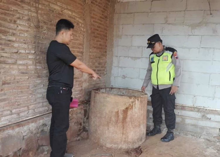 Evakuasi seorang ibu yang ditemukan meninggal di dalam sumur di Desa Kaligarang, Jepara oleh tim BPBD dan aparat kepolisian.