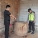 Evakuasi seorang ibu yang ditemukan meninggal di dalam sumur di Desa Kaligarang, Jepara oleh tim BPBD dan aparat kepolisian.