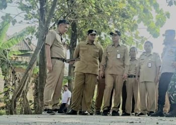 Bupati Jepara Mas Wiwit meninjau proyek peningkatan jalan menuju jalan mulus di Kabupaten Jepara