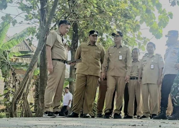 Bupati Jepara Mas Wiwit meninjau proyek peningkatan jalan menuju jalan mulus di Kabupaten Jepara