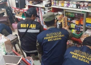 Petugas tim gabungan saat mengamankan 5.848 batang rokok ilegal tanpa pita cukai dalam operasi di Jepara.
