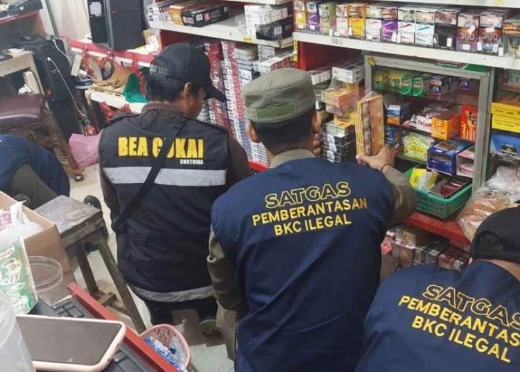 Petugas tim gabungan saat mengamankan 5.848 batang rokok ilegal tanpa pita cukai dalam operasi di Jepara.