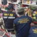 Petugas tim gabungan saat mengamankan 5.848 batang rokok ilegal tanpa pita cukai dalam operasi di Jepara.