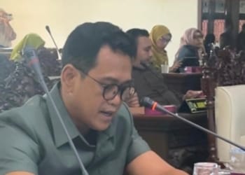 Tri Budi Cahyono menyampaikan pendapat akhir Fraksi PDI Perjuangan pada Rapat Paripurna DPRD Jepara terkait persetujuan empat Ranperda menjadi Perda.