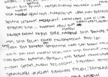 Petugas kepolisian melakukan olah TKP terkait meninggalnya Kepala SPPG di parkiran mal Bandung.