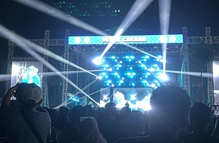 Suasana konser NDX A.K.A dan Deny Caknan di Banyuputih, Jepara, yang dipadati penonton.