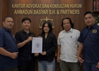 Anis Keke Jepara didampingi Ahmadun Basyar S.H. & Partners saat memberikan keterangan terkait dugaan pencemaran nama baik melalui live TikTok di Jepara.