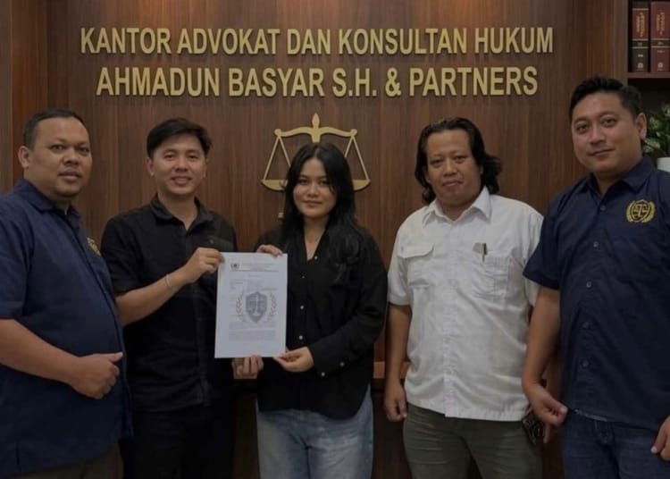 Anis Keke Jepara didampingi Ahmadun Basyar S.H. & Partners saat memberikan keterangan terkait dugaan pencemaran nama baik melalui live TikTok di Jepara.