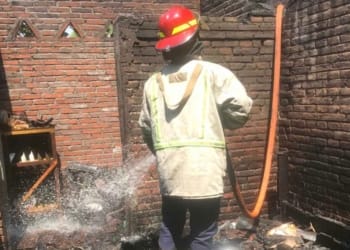 Rumah terbakar akibat diduga korsleting listrik di Kalipucang Kulon, Welahan, Jepara, Selasa 28 Juli 2026.