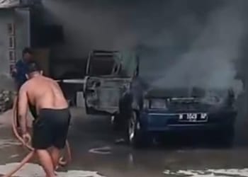 mobil terbakar akibat korsleting listrik di Desa Langon Kecamatan Tahunan Jepara, petugas Damkar memadamkan api.