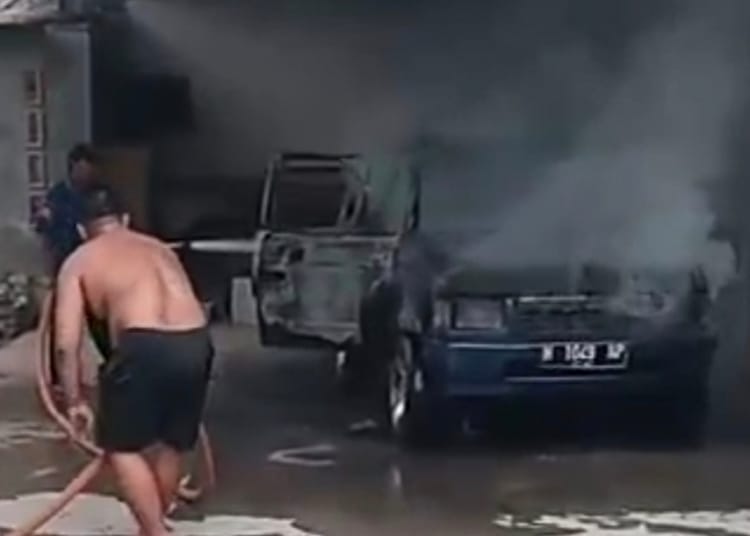 mobil terbakar akibat korsleting listrik di Desa Langon Kecamatan Tahunan Jepara, petugas Damkar memadamkan api.