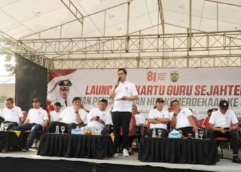 Bupati Jepara Witiarso Utomo menyerahkan Kartu Guru Sejahtera kepada guru non-ASN dan guru keagamaan di Jepara.