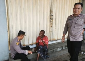 ODGJ di Pati diamankan polisi setelah mengamuk dan melempari kaca masjid di Desa Kalikalong, Kecamatan Tayu.