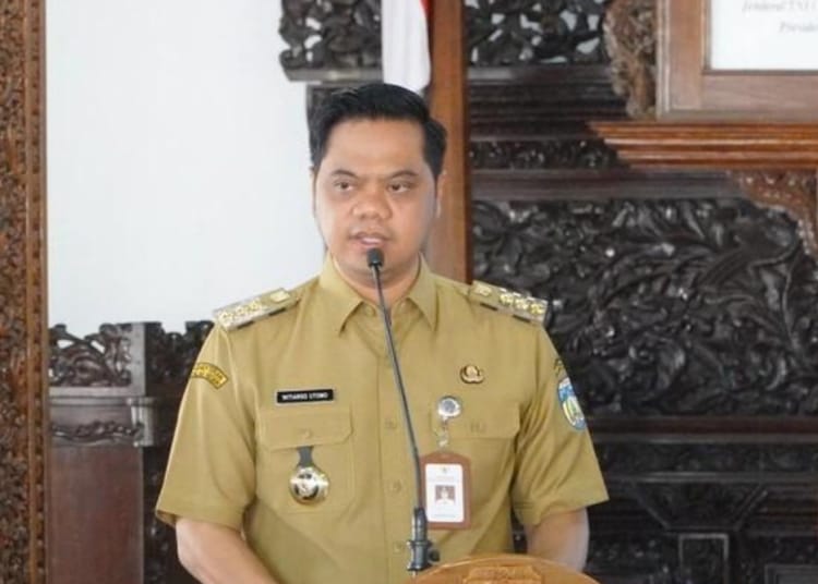 Bupati Jepara Witiarso Utomo meninjau lokasi pembangunan Sekolah Nasional Terintegrasi di Pakisaji, Jepara.