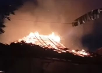 Petugas Damkar Jepara memadamkan kebakaran rumah warga di Desa Blimbingrejo, Kecamatan Nalumsari, Kabupaten Jepara yang diduga dipicu tungku kayu.