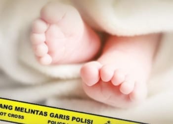 Jasad bayi laki-laki ditemukan mengapung di Sungai Kaligede, Desa Clering, Kecamatan Donorojo, Jepara, saat dievakuasi petugas kepolisian.